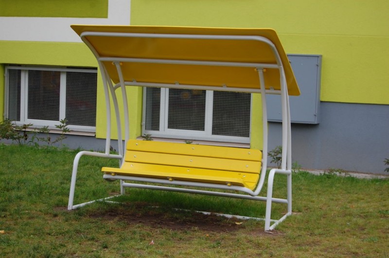 Table avec bancs et appentis