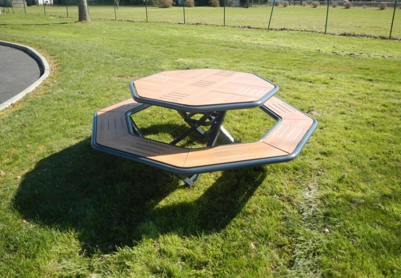 Table pique-nique octogonale en stratifié compact HPL