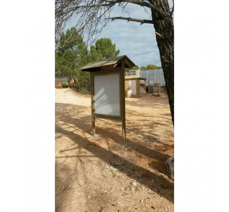 Panneau d'affichage bois avec vitrine avec toit (130 cm x 130 cm)