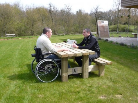 Table pique-nique bois rustique PMR