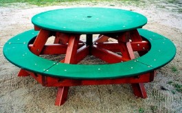Table ronde en bois pour l'extérieur
