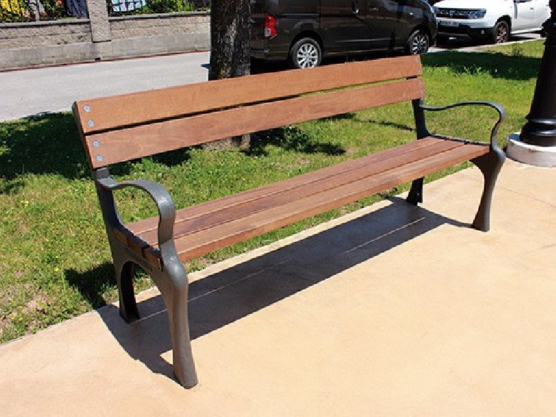 Banc public en bois tropical