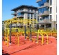 Parc sportif extérieur avec sac de frappe