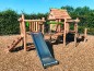 Aire de jeux en bois pour enfants avec toboggan et cabanes