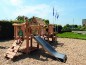 Aire de jeux en bois pour enfants avec toboggan et cabanes