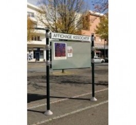 Panneau d'affichage libre sur poteaux