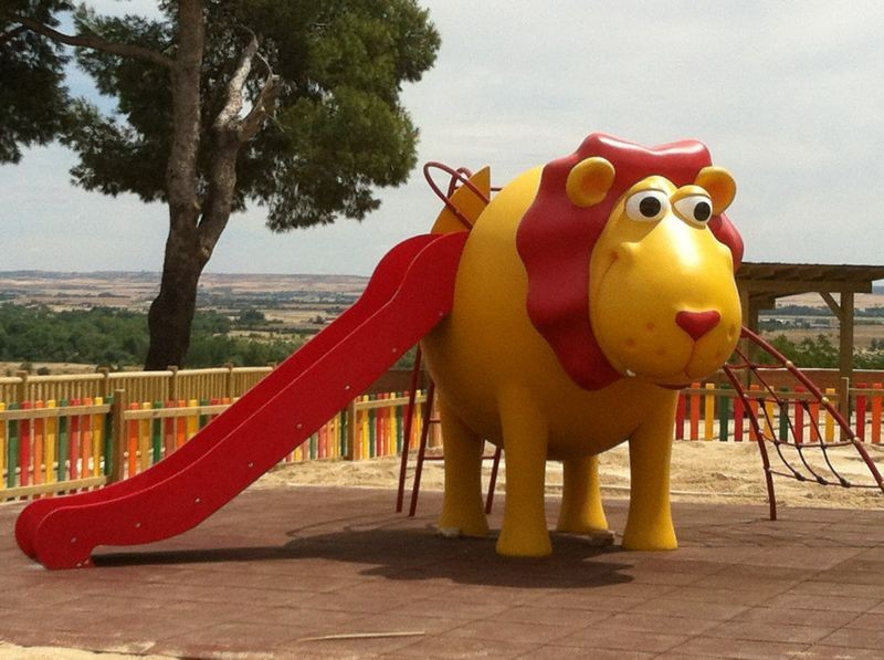 Structure de jeux "lion et toboggan avec mât de pompier"