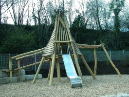 Aire de jeux tipi amérindiens en bois de robinier