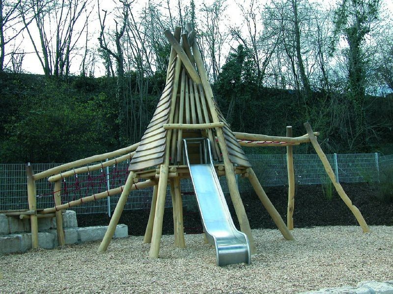 Aire de jeux tipi amérindiens en bois de robinier