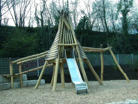 Aire de jeux tipi amérindiens en bois de robinier