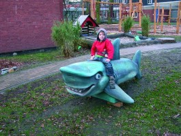 Requin en bois de robinier peint