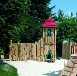 CHATEAU FANTASTIQUE en bois de robinier