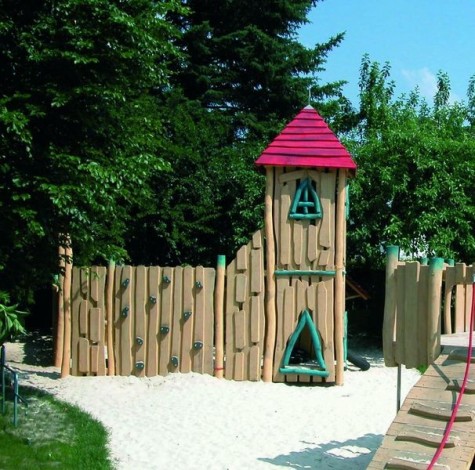 CHATEAU FANTASTIQUE en bois de robinier