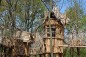 Château suspendu dans les bois