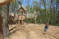 Château suspendu dans les bois