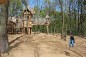 Château suspendu dans les bois