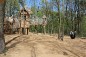 Château suspendu dans les bois