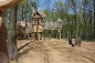 Château suspendu dans les bois