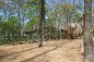 Château suspendu dans les bois
