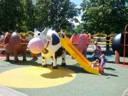 Structure de jeux "la vache avec toboggan et filet à grimper"