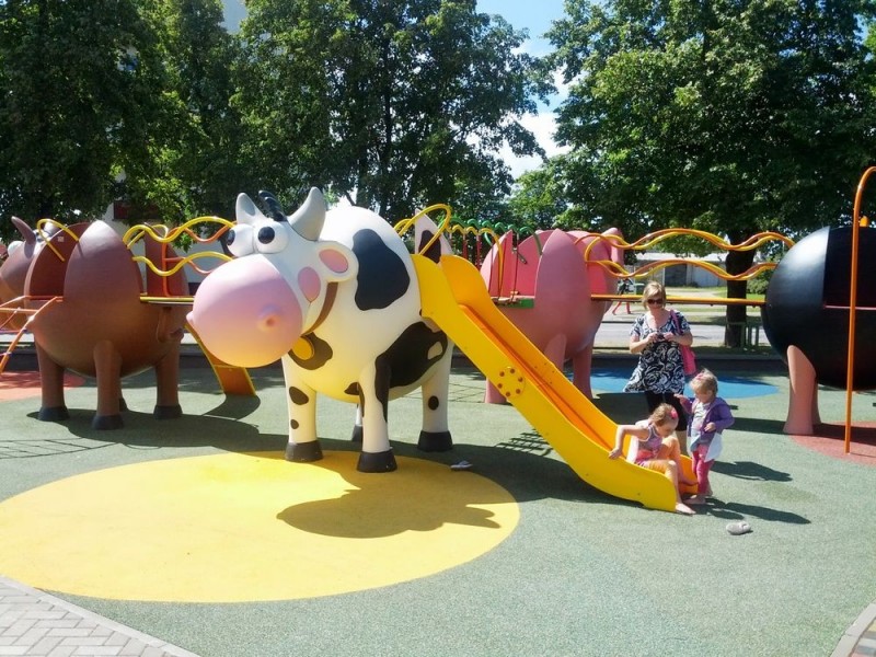 Structure de jeux "la vache avec toboggan et filet à grimper"