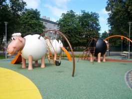 Structure de jeux "le mouton blanc et son portique-balançoire"