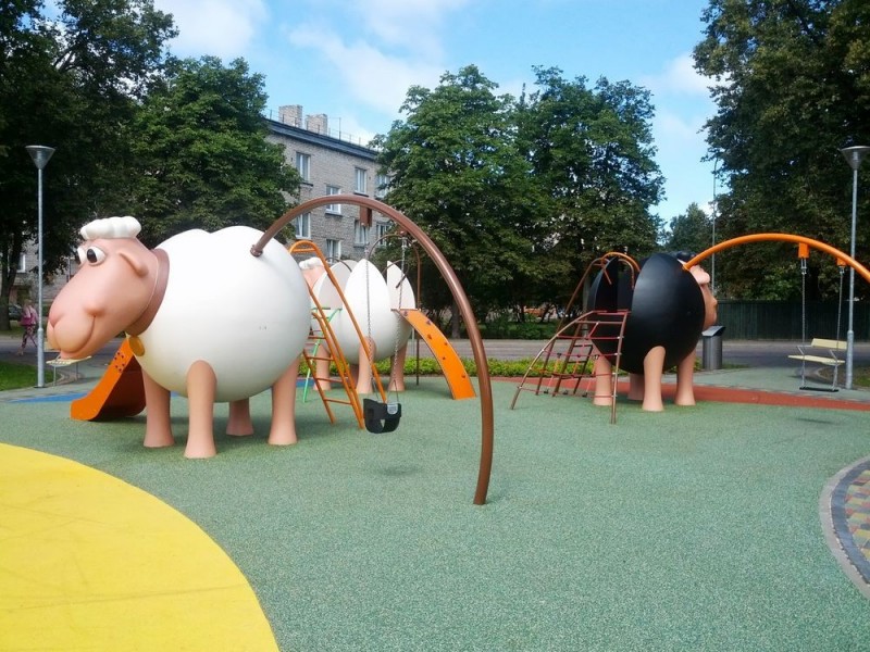 Structure de jeux "le mouton blanc et son portique-balançoire"