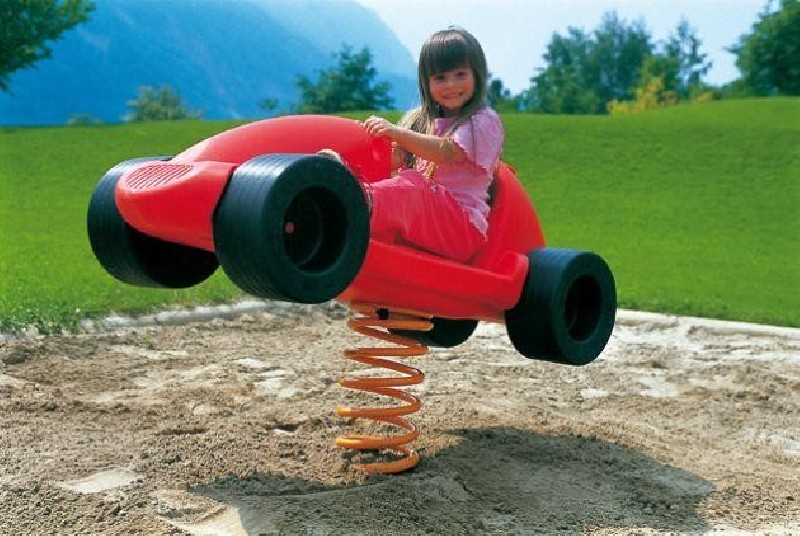 Voiture de course jeu sur ressort géant